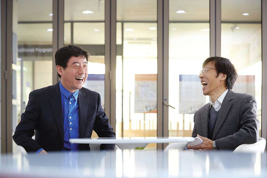 크게 웃고 있는 KRISS 박용기 박사와 상명대 양종훈 교수의 사진