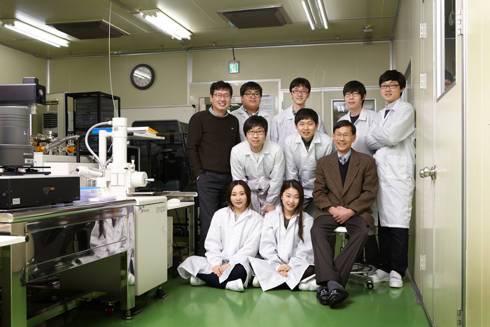 연구실에서 찍은 KRISS 나노소재평가센터 다기능적외선소재연구실 팀원들의 사진