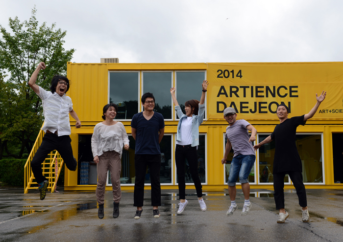 2014 아티언스 대전 전시관을 배경으로 프로젝트 팀 멤버들의 사진