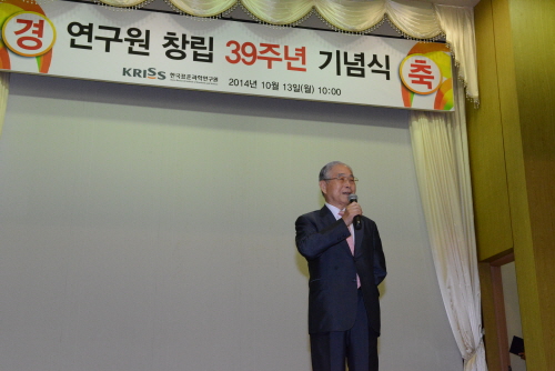 축사하고 있는 박승덕 前 원장