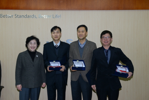 KRISS인상 시상 기념 사진, 좌로부터 KRISS 신용현 원장, 우주광학센터 김학용 책임연구원, 이회윤 책임연구기술원, 이재협 책임연구기술원.