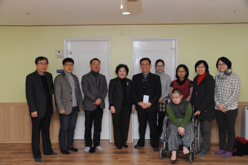 사단법인 푸른초장 성금전달 기념촬영 사진