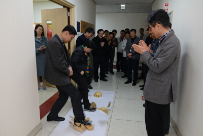 바른노동조합 박깨기 퍼포먼스 사진