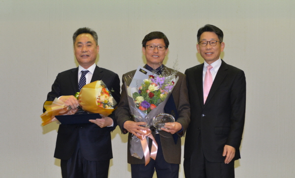 016 KRISS 명장에 임명된 김주황, 정기룡 책임연구기술원(왼쪽부터)