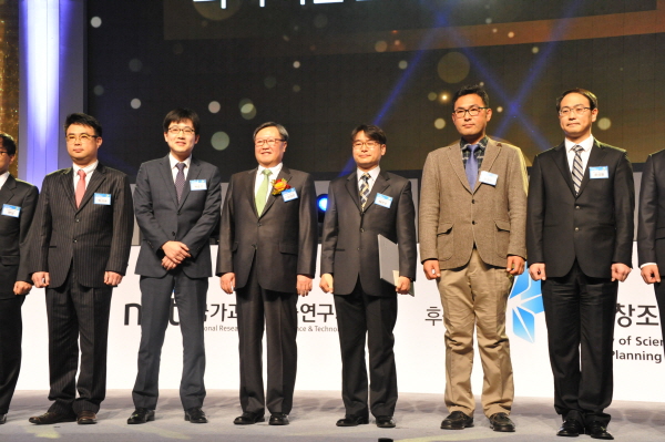 NST이사장 표창 수상자들 (오른쪽 세번째 배명호 책임연구원)