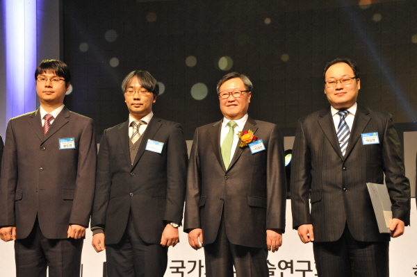 NST이사장 표창 수상자들 (왼쪽 두번째 오가와 타카시 선임연구원)