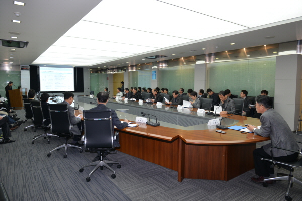박현민 부원장(원장 직무대행)이 성과목표 운영 계획을 발표하고 있다.