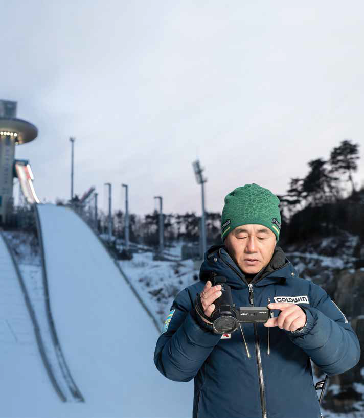 사진 : 비디오 카메라로 영상을 확인하고 있는 최돈국 단장