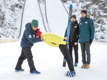 사진 : 선수의 몸 각도를 훈련시키고 있는 최돈국 단장