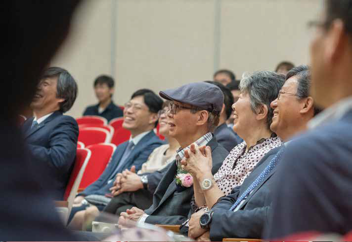 사진 : 2018 세계 측정의 날 행사장에서 웃고 있는 하객들의 모습
