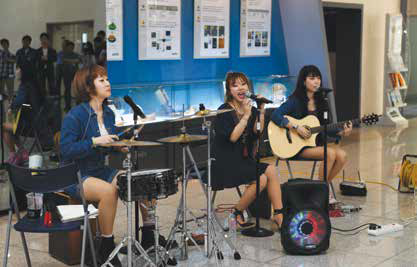 사진 : 어쿠스틱 밴드 ‘라꼼마(Lacomma)’의 축하 공연