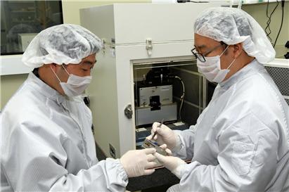 연구팀이 임계 거칠기 정의를 위한 연구를 수행하고 있다.