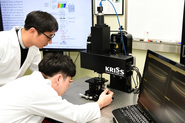 KRISS 첨단장비측정연구소 김영식 책임연구원(왼쪽)팀이 3차원 나노소자를 측정하고 있다.