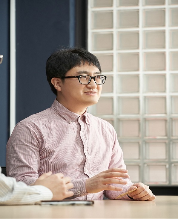 ㈜노비텍에 대해 소개하는 이준영 대표, 스마트팩토리용 고속분광센서 모듈에 대해 설명하는 진종한 박사 