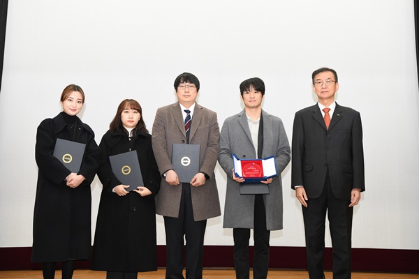  12월 이달의 KRISS인상 지원부문 수상자 : (좌측부터) 기술원 길예진, 기술원 홍유정, 선임기술원 전현우, 정보보안팀장 전명훈