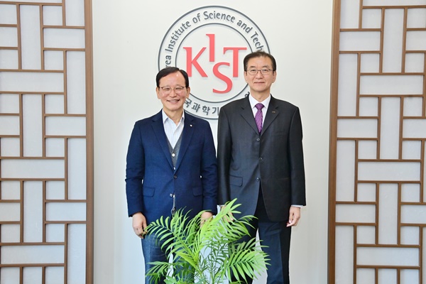  (좌) KIST 윤석진 원장, (우) KRISS 이호성 원장