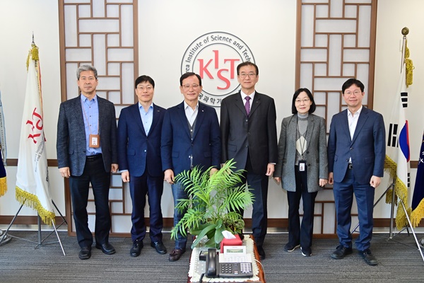 (좌측부터) KIST 석현광 연구기획조정본부장, KRISS 박연규 부원장, KIST 윤석진 원장 , KRISS 이호성 원장, KIST 양은경 부원장, KRISS 최재혁 양자기술연구소장