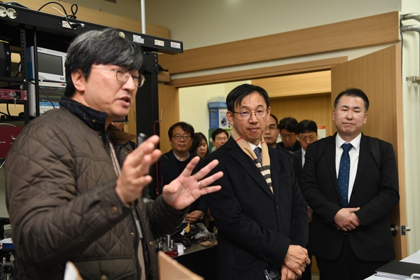 랩투어 및 산업부 사업 진행사항 설명 ,(좌) 반도체디스플레이측정그룹 임정식 책임연구원