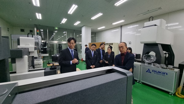NIMT 대표단의 ㈜덕인 견학 (사진 제공: ㈜덕인)