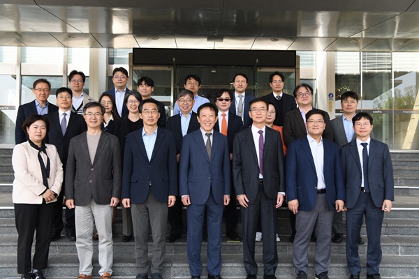 국민경제자문회의 양자기술 연구개발 현장 간담회 단체사진
