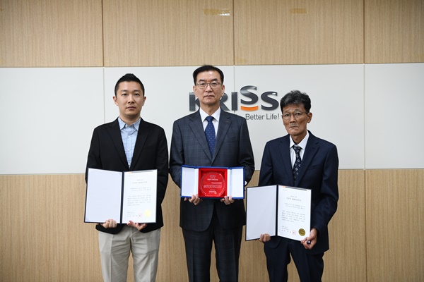 3월의 KRISS인상 공동수상자 (좌) 마준열 선임행정원, (우)배현길 책임연구기술원