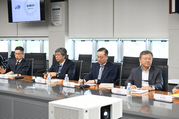 아낌없는 조언을 주고 있는 전 원장들의 간담회 모습
