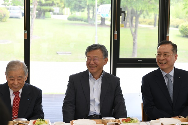 제4대 이충희 전 원장, 10대 김명수 전 원장, 11대 강대임 전 원장