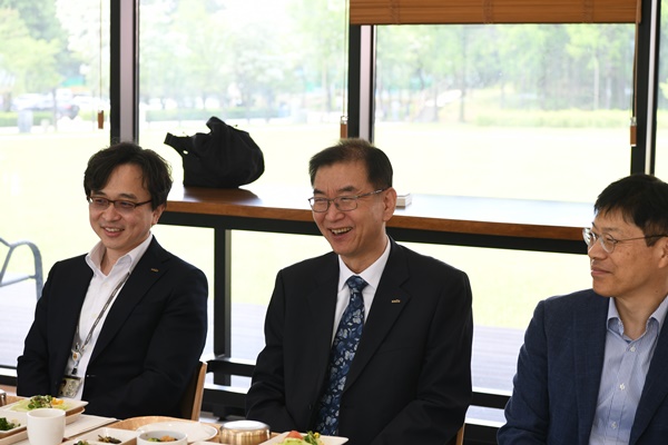 오찬과 함께 여러 이야기를 듣는 경영진과 이호성 원장
