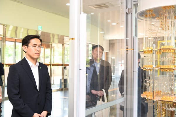 양자컴퓨터 모형을 확인 중인 장호종 부시장