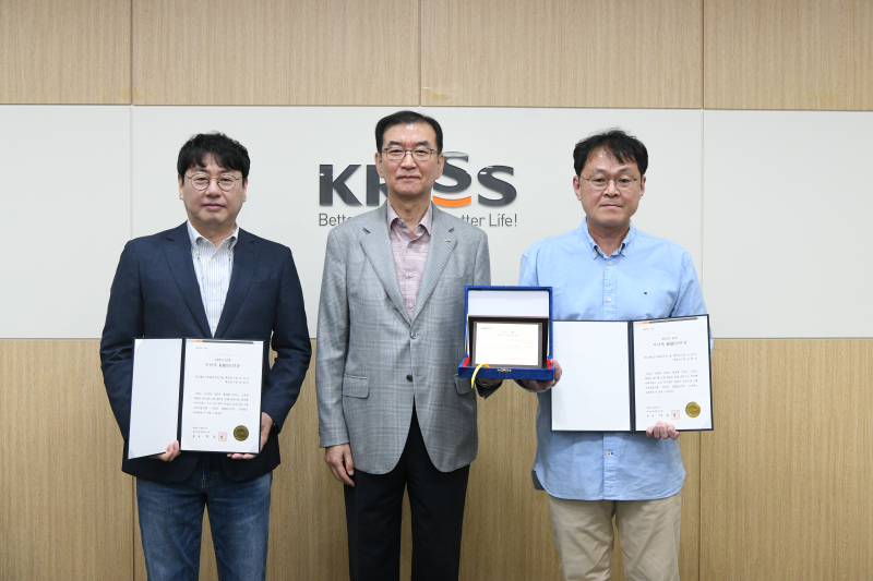 10월의 KRISS인상 수상자 이상준 책임연구원(좌), 전병선 책임연구원(우)