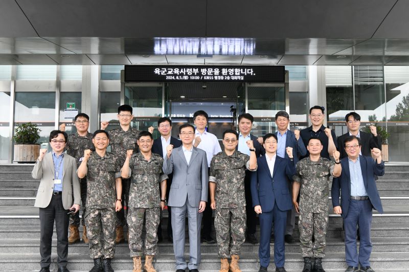 군 교육사령부 사령관 일행단 내방 단체사진 (2024.8.5.)