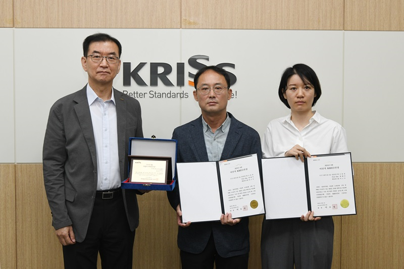 8월의 KRISS인상 수상자 조용찬 선임연구원, 왕레이 포스닥, 이근우 책임연구원