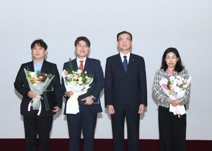 연구회 이사장 표창 수상자 : (왼쪽부터) 배인호, 배성수, 배영경