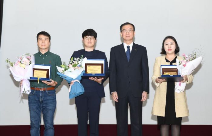 논문상 수상자 : (왼쪽부터) 신호선, 장정훈, 권하정