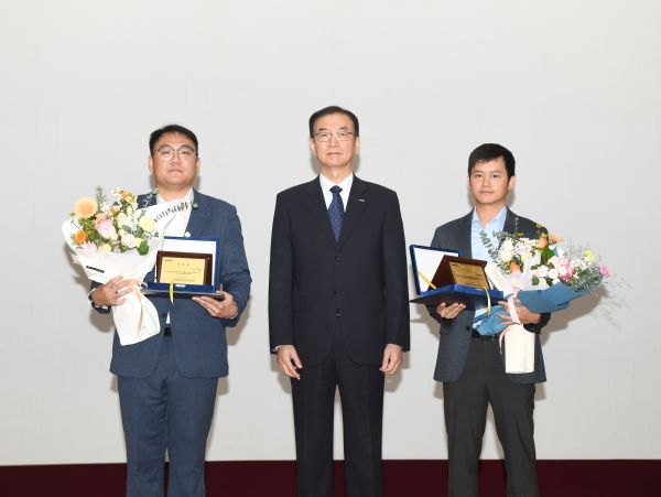 우수 Post-Doc. 표창 수상자 : (왼쪽부터) 이선호, 마익
