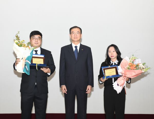 우수 연구학생 표창 수상자 : (왼쪽부터) 최민혁, 윤민영