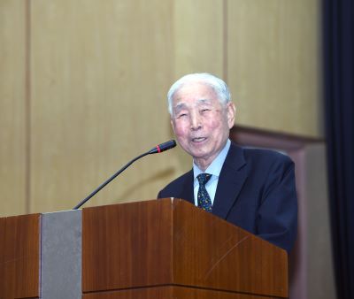 (왼쪽부터) 박승덕 5대 원장 및 이충희 4대 원장 축사