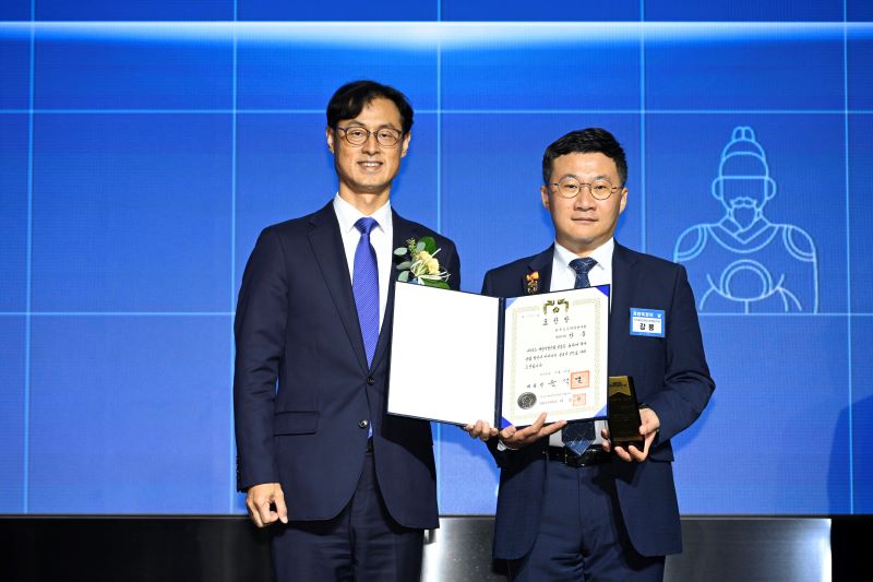 대통령표창을 수상한 강웅 책임연구원(우)