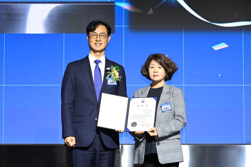 장관표창을 수상한 김명순 책임연구기술원(우)
