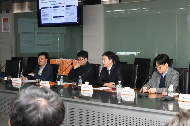  KRISS 양자기술 현황 발표와 질의응답을 주도한 최재혁 양자기술연구소장