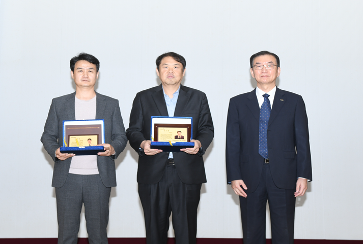 감사패 수상자: (왼쪽부터) 대전시 양자센서산업팀 오우택 주무관, 최성욱 팀장