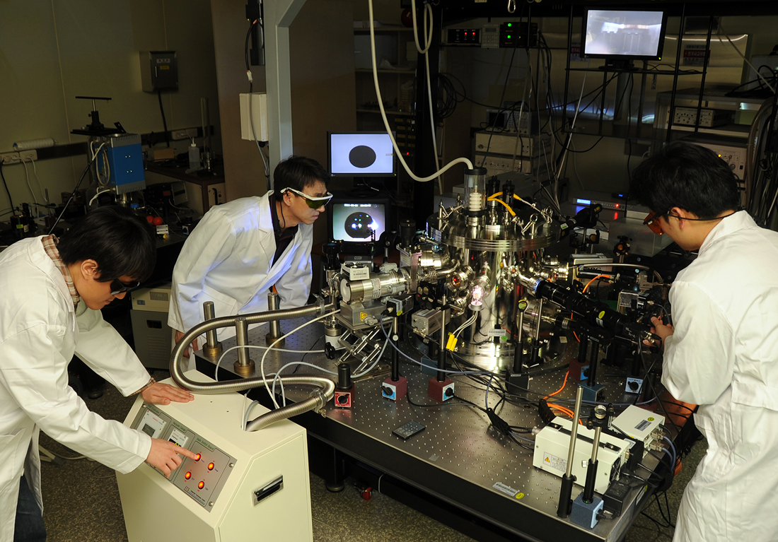 Discovery of multiple crystallization pathways in highly supersaturated state using electrostatic levitation