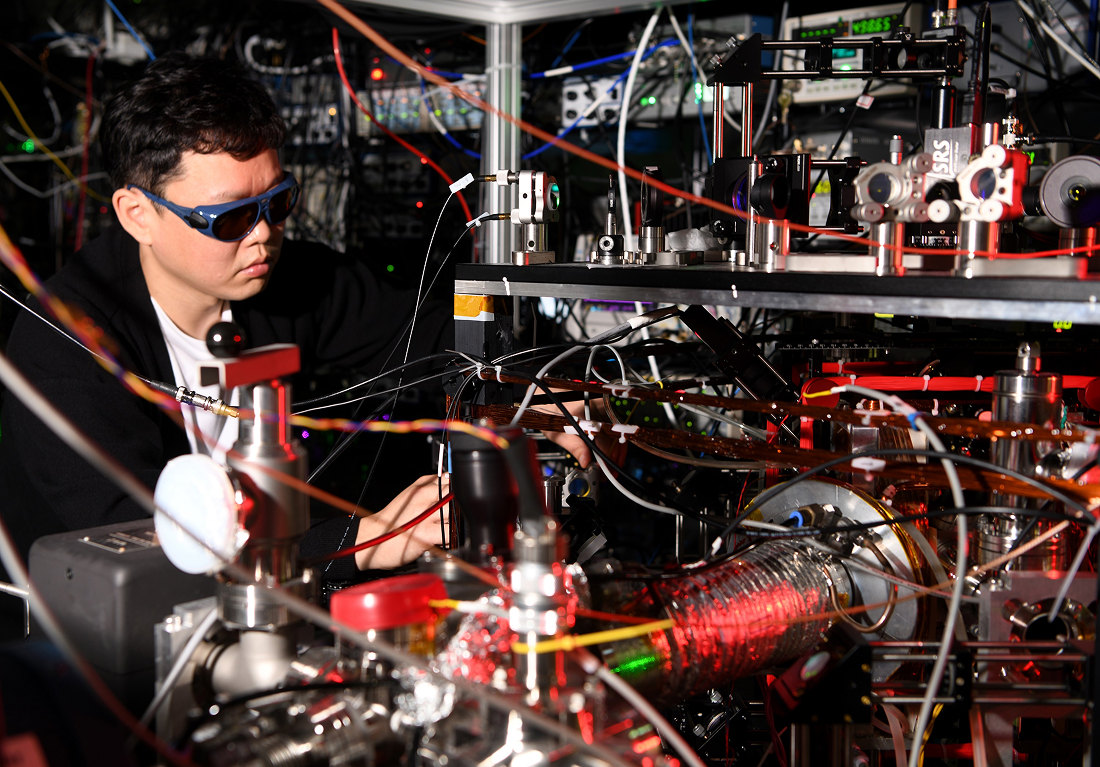 Development of an ytterbium optical clock with 1-second error over 2 billion years and participation in the global time standard (UTC)