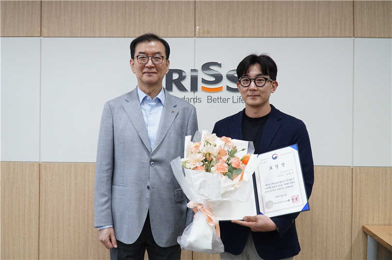 그림입니다.  원본 그림의 이름: 2. 장관표창_강필성 박사님 (3).JPG  원본 그림의 크기: 가로 5608pixel, 세로 3725pixel  카메라 제조 업체 : SONY  카메라 모델 : ILCE-6000  F-스톱 : 4.5  노출 시간 : 1/200초  ISO 감도 : 2000  35mm 초점 거리 : 33  대비 : 일반  채도 : 일반  선명도 : 일반  프로그램 노출 : 자동 제어 모드  측광 모드 : 평가 측광  플래시 모드 : 플래시 끔 