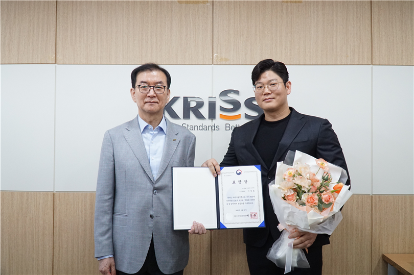 그림입니다.  원본 그림의 이름: 3. 장관표창_이상호 선생님 (4).JPG  원본 그림의 크기: 가로 5861pixel, 세로 3907pixel  카메라 제조 업체 : SONY  카메라 모델 : ILCE-6000  ISO 감도 : 2000  35mm 초점 거리 : 33  프로그램 노출 : 자동 제어 모드  측광 모드 : 평가 측광  플래시 모드 : 플래시 끔