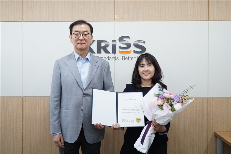 그림입니다.  원본 그림의 이름: 1_이달의 KRISS인_구현지 박사.JPG  원본 그림의 크기: 가로 5558pixel, 세로 3714pixel  카메라 제조 업체 : SONY  카메라 모델 : ILCE-6000  F-스톱 : 4.5  노출 시간 : 1/200초  ISO 감도 : 2000  35mm 초점 거리 : 33  대비 : 일반  채도 : 일반  선명도 : 일반  프로그램 노출 : 자동 제어 모드  측광 모드 : 평가 측광  플래시 모드 : 플래시 끔 