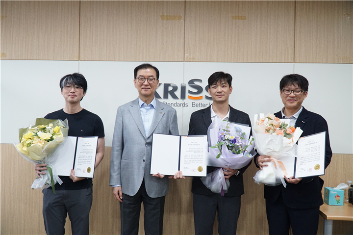 그림입니다.  원본 그림의 이름: 2. 이달의 KRISS인 상_전명훈, 허명선, 최경원.JPG  원본 그림의 크기: 가로 6000pixel, 세로 4000pixel  사진 찍은 날짜: 2026년 05월 11일 오후 9:43  카메라 제조 업체 : SONY  카메라 모델 : ILCE-6000  프로그램 이름 : ILCE-6000 v3.20  F-스톱 : 4.5  노출 시간 : 1/200초  ISO 감도 : 2000  색 대표 : sRGB  노출 모드 : 자동  
