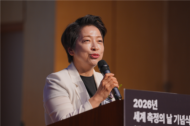 그림입니다.  원본 그림의 이름: [사진3] 더불어민주당 황정아 국회의원이 축사를 하고 있다..jpg  원본 그림의 크기: 가로 5616pixel, 세로 3744pixel  사진 찍은 날짜: 2026년 05월 20일 오후 10:34  카메라 제조 업체 : SONY  카메라 모델 : ILCE-1M2  프로그램 이름 : ILCE-1M2 v4.00  F-스톱 : 2.0  노출 시간 : 1/200초  ISO 감도 : 200  색 대표 : sRGB  노출 모드 : 수동