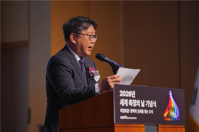 그림입니다.  원본 그림의 이름: [사진4] NST 이진환 정책기획본부장이 축사를 하고 있다..jpg  원본 그림의 크기: 가로 5616pixel, 세로 3744pixel  사진 찍은 날짜: 2026년 05월 20일 오후 10:38  카메라 제조 업체 : SONY  카메라 모델 : ILCE-1M2  프로그램 이름 : ILCE-1M2 v4.00  F-스톱 : 2.0  노출 시간 : 1/200초  ISO 감도 : 250  색 대표 : sRGB  노출 모드 : 수동