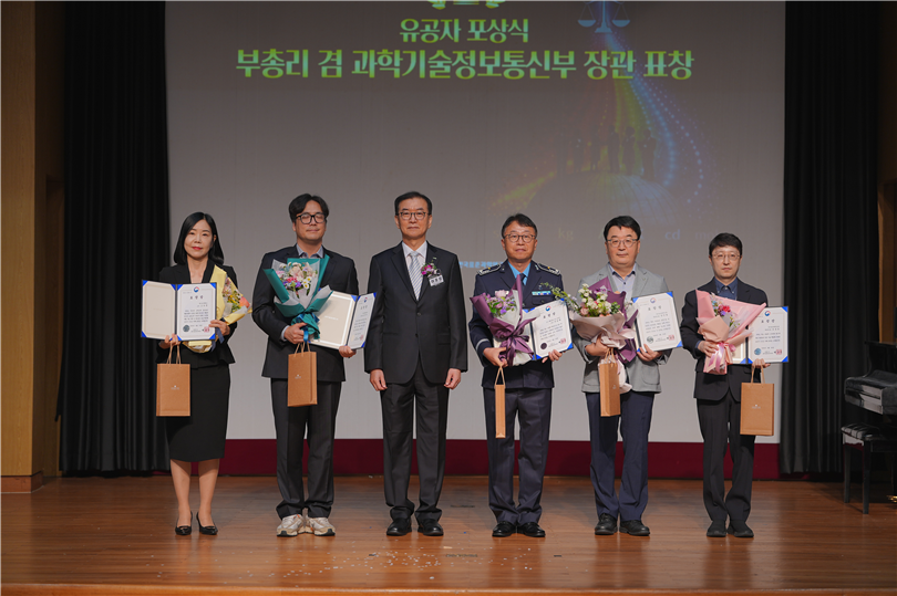 그림입니다.  원본 그림의 이름: 1.부총리 표창 (48).JPG  원본 그림의 크기: 가로 5616pixel, 세로 3744pixel  사진 찍은 날짜: 2026년 05월 20일 오후 10:47  카메라 제조 업체 : SONY  카메라 모델 : ILCE-1M2  프로그램 이름 : ILCE-1M2 v4.00  F-스톱 : 2.0  노출 시간 : 1/200초  ISO 감도 : 160  색 대표 : sRGB  노출 모드 : 수동  화이트 밸런스 : 자동  35mm
